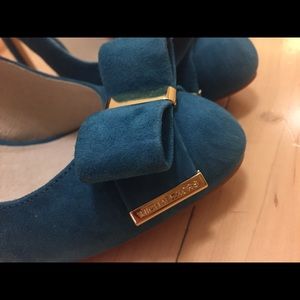 Michael Kors Delphine pumps. Turquoise.